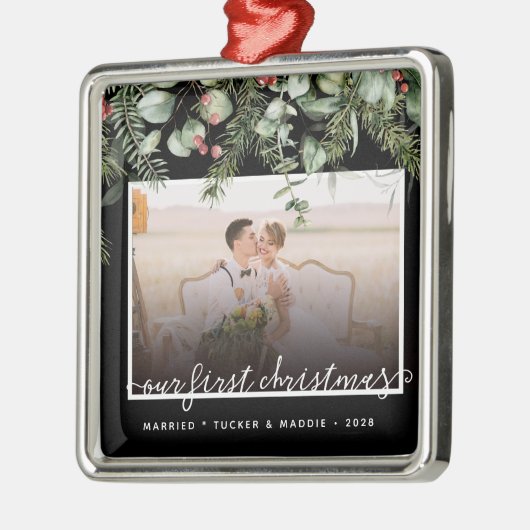 フォト初めてのクリスマス結婚した冬の緑 メタルオーナメント (左)
