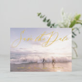 フォト手書きスタイル日付金ゴールドの保存 箔招待状 (立ち正面)