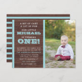 フォト男の赤ちゃん第1誕生日木製背景 インビテーションポストカード (正面/裏面)