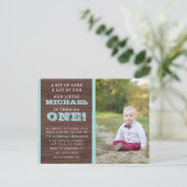 フォト男の赤ちゃん第1誕生日木製背景 インビテーションポストカード (スタンド正面)