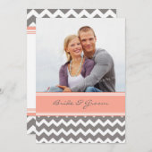 フォト結婚式招待状グレーコーラルシェブロン 招待状 (正面/裏面)