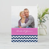 フォト結婚式招待状ブルーホットピンクシェブロン 招待状 (スタンド正面)