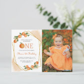 フォト かわいい子 オレンジ 1歳の誕生日 招待状 (スタンド正面)