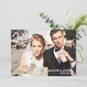 フォト ちょうど結婚した モダン スクリプト ハート ウェディング 案内状 (スタンド正面)