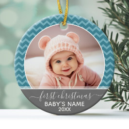 フォト 赤ちゃんの最初のクリスマス - ブルーチェブロン グレー セラミックオーナメント