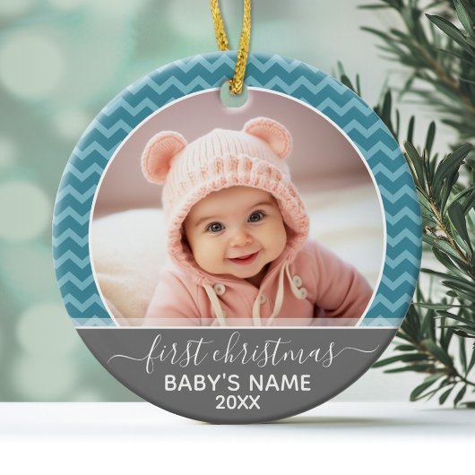 フォト 赤ちゃんの最初のクリスマス - ブルーチェブロン グレー セラミックオーナメント