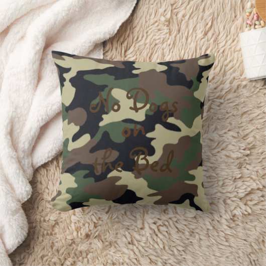 フォレストカモフラージュ「ベッドに犬はいない」 クッション (ブランケット)