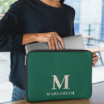 フォレストグリーンエレガントモノグラムラップトップスリーブ ラップトップスリーブ<br><div class="desc">エレガントForest Green Monogramのラップトップスリーブ保護は、この森の緑とベージュのフォントラップトップスリーブ。「このテンプレートをパーソナライズ」ボタンを使用して、自分の名前（または他の名前）クリックで簡単にパーソナライズできます。このラップトップスリーブは、鮮やかなカラーパレッ保護トと個人のtouchを持つノートパソコンを望む人のためのものである。</div>