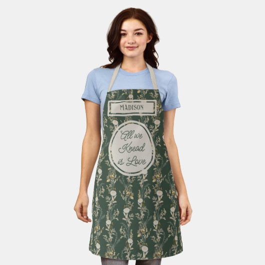 フォレストグリーンモダンネームホリデイ エプロン (着用した状態)