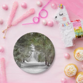 フォレストロードスノーパインツリーズ写真 ペーパープレート (パーティー)