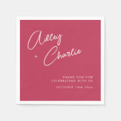 フォントモダンマゼンタカップルがナプキン結婚に名前を付ける スタンダードカクテルナプキン (正面)