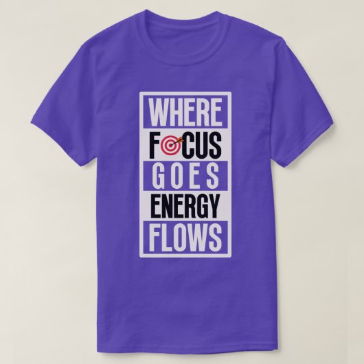 フォーカスがエネルギーの流れを行う場所 Tシャツ (デザイン正面)