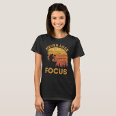 フォーカスを失わない写真家カメラマン Tシャツ (正面フル)