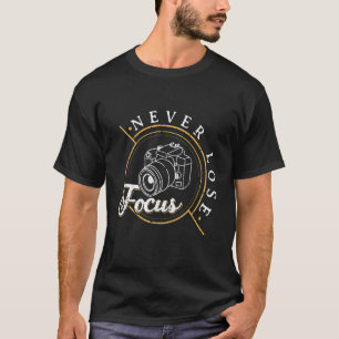 フォーカスフォトグラファーのカメラフォトレンズを失わない Tシャツ
