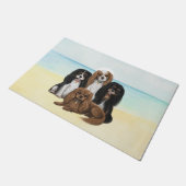 フォーカヴァリエキングチャールズスパニエル犬ズアットザビーチ ドアマット (アングル)