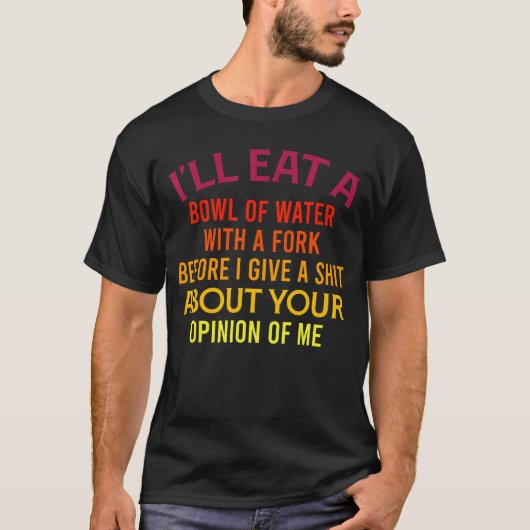 フォークで水の入ったボウルを食べます Funnyrendy レトロ Tシャツ (正面)