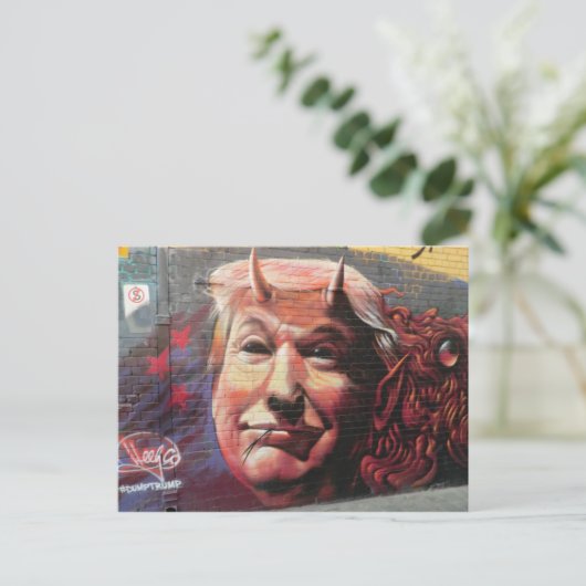 フォークで舌を絞った悪魔のグラフィティウォールアートとしてトランプ ポストカード (スタンド正面)