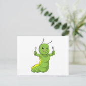 フォークとスプーンを持ったケータピラー ポストカード (スタンド正面)