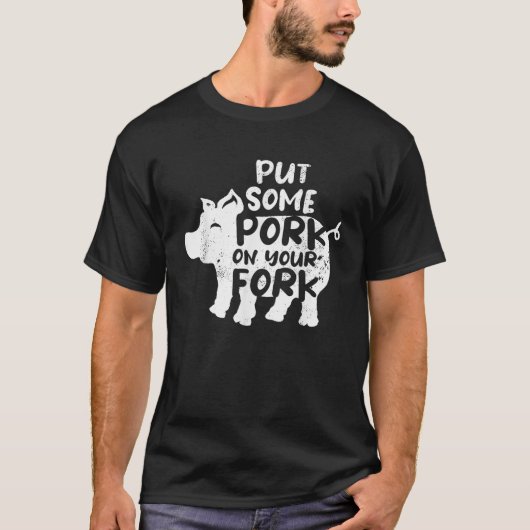フォークに豚肉を入れるBBQピグローストバーベキュー Tシャツ (正面)