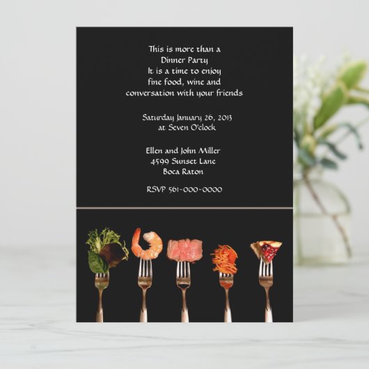 フォークに載せた現代風の食事のディナーパーティー招待状 招待状 (スタンド正面)