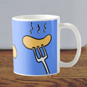 フォークのバーベキューソーセージ。目まいがするソーセージ コーヒーマグカップ