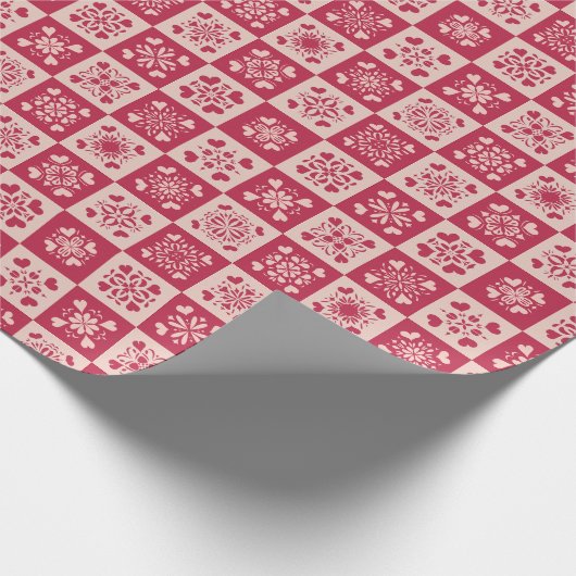 フォークアートステンシルドハートパターン赤とピンク ラッピングペーパー (角)