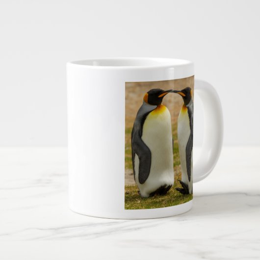 フォークランド諸島のキングペンギンのつがい ジャンボコーヒーマグカップ (正面右)