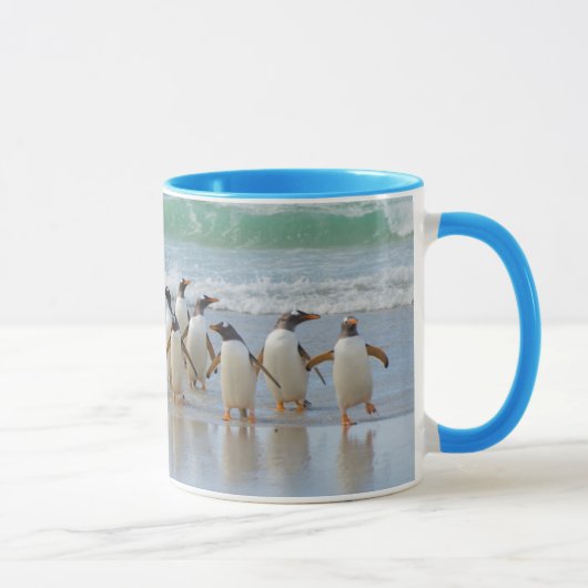 フォークランド諸島。ソーンダース島。ジェンツーペンギン マグカップ (右)