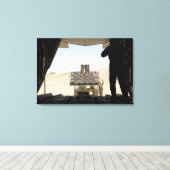 フォークリフトはC-130ヘラクレスに貨物を積み込む キャンバスプリント (インサイチュ (ウッドフロア))