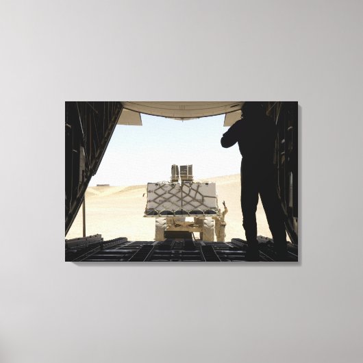 フォークリフトはC-130ヘラクレスに貨物を積み込む キャンバスプリント (正面)