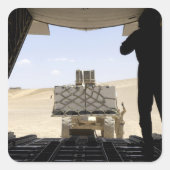 フォークリフトはC-130ヘラクレスに貨物を積み込む スクエアシール (正面)