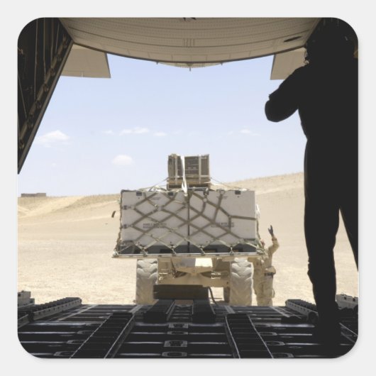 フォークリフトはC-130ヘラクレスに貨物を積み込む スクエアシール (正面)