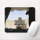 フォークリフトはC-130ヘラクレスに貨物を積み込む マウスパッド (マウス)