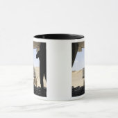 フォークリフトはC-130ヘラクレスに貨物を積み込む マグカップ (中央)