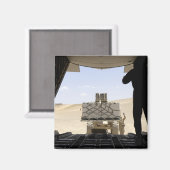 フォークリフトはC-130ヘラクレスに貨物を積み込む マグネット (正面/裏面)