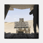 フォークリフトはC-130ヘラクレスに貨物を積み込む マグネット (正面)