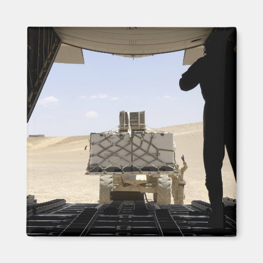 フォークリフトはC-130ヘラクレスに貨物を積み込む マグネット (正面)