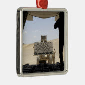 フォークリフトはC-130ヘラクレスに貨物を積み込む メタルオーナメント (右)