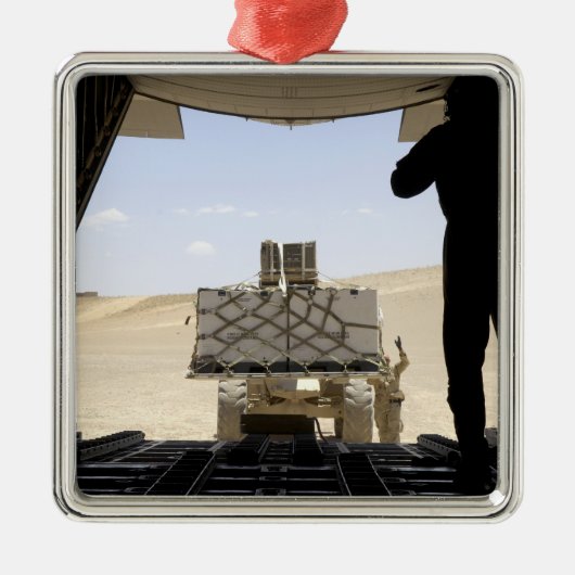 フォークリフトはC-130ヘラクレスに貨物を積み込む メタルオーナメント (正面)