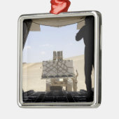 フォークリフトはC-130ヘラクレスに貨物を積み込む メタルオーナメント (左)