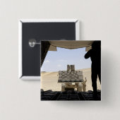 フォークリフトはC-130ヘラクレスに貨物を積み込む 缶バッジ (正面&裏面)