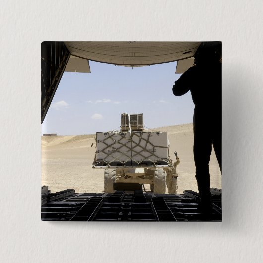 フォークリフトはC-130ヘラクレスに貨物を積み込む 缶バッジ (正面)