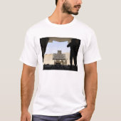 フォークリフトはC-130ヘラクレスに貨物を積み込む Tシャツ (正面)