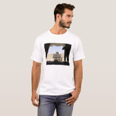 フォークリフトはC-130ヘラクレスに貨物を積み込む Tシャツ (正面フル)