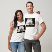 フォークリフトはC-130ヘラクレスに貨物を積み込む Tシャツ (ユニセックス)