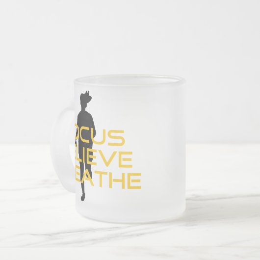 フォーク信じスリーイエロランニングーフィットネス フロストグラスマグカップ (正面左)