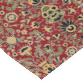 フォーク刺繍黄色、緑、黒オン深い赤 テーブルクロス (アングル)