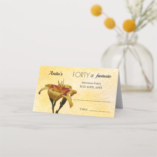 フォーティ&ファンタスティック誕生日イエロー&レッドデイリリー プレイスカード (正面)