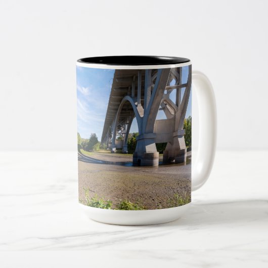 フォートスネリング公園を通るメンドタ橋 ツートーンマグカップ (正面右)
