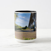 フォートスネリング公園を通るメンドタ橋 ツートーンマグカップ (中央)